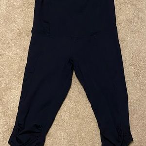 Ingrid & Isabel Active Knee Pants, Large